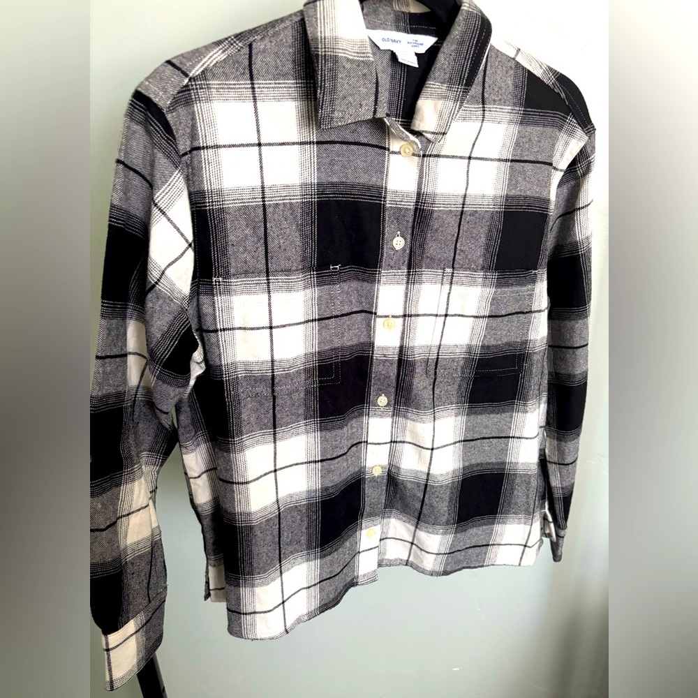 Flannel black and white the button up top